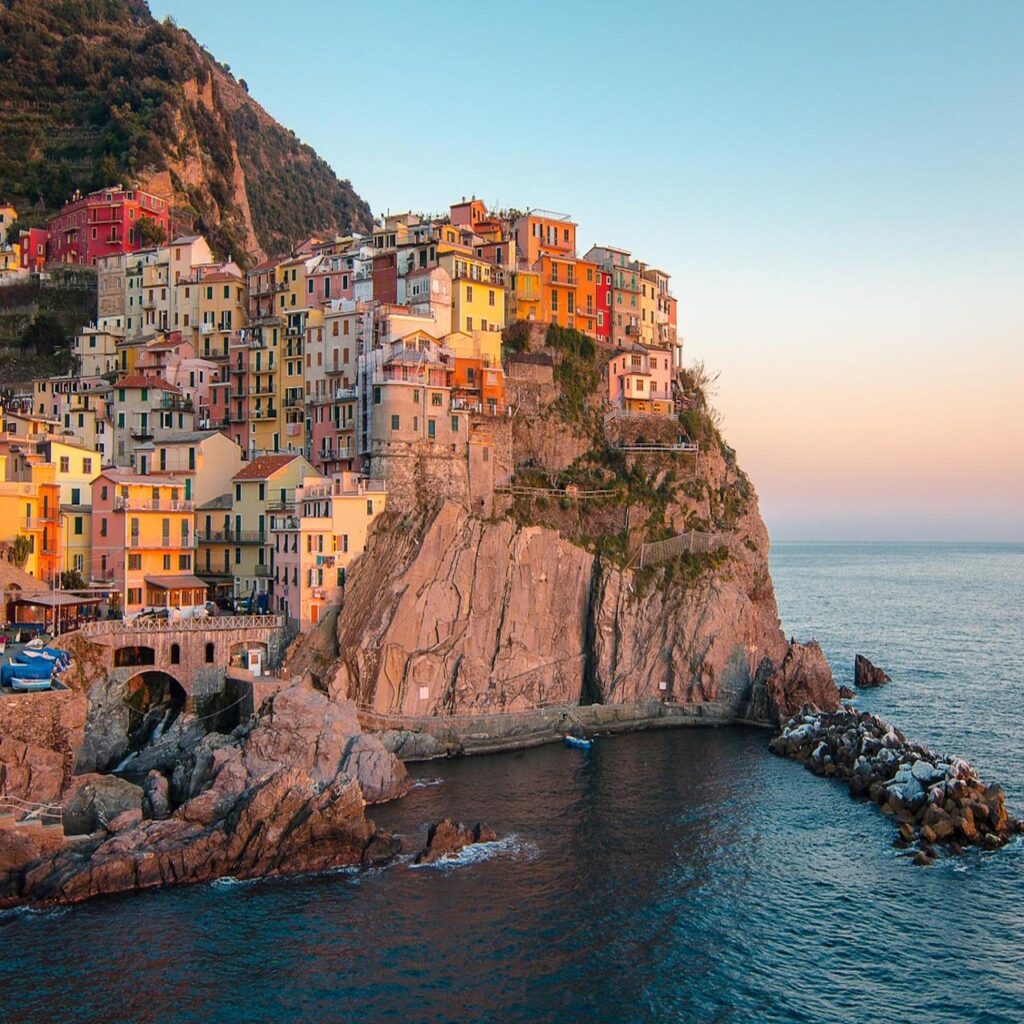 A picture of the ocean and houses in Cinque Terre, Italy. 